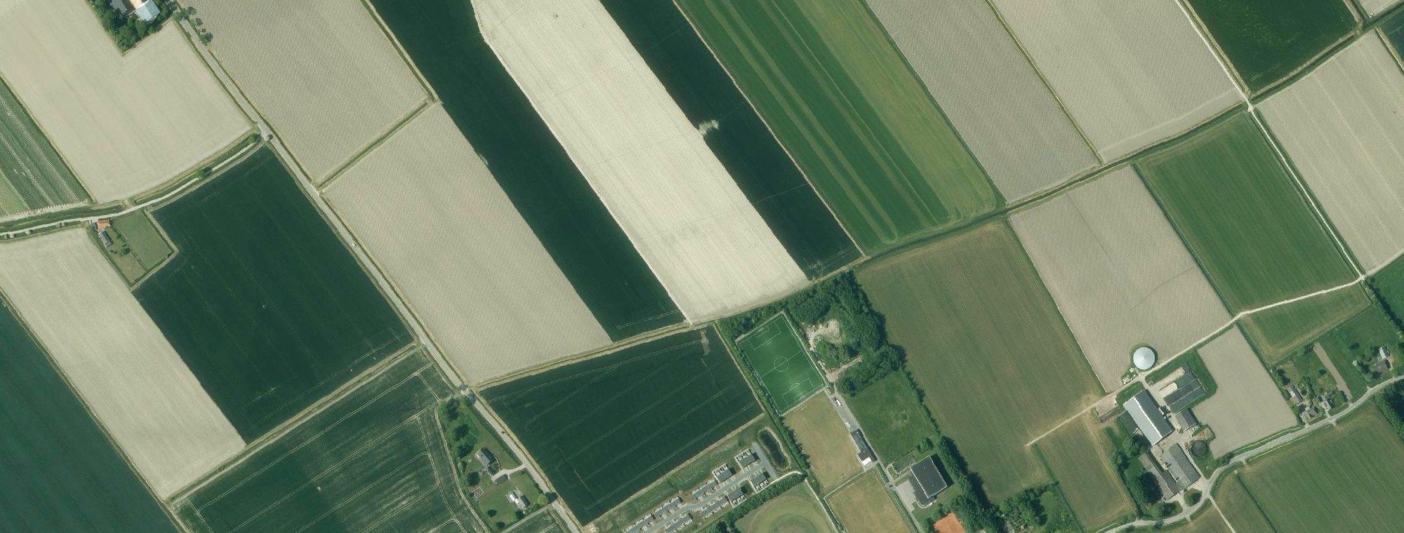 Luchtfoto van akkerbouwpercelen in een Nederlands landbouwgebied