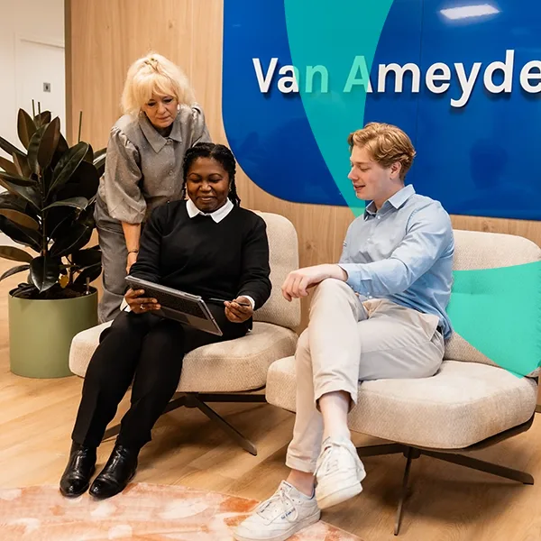 Medewerkers van Van Ameyde Waarderingen op kantoor